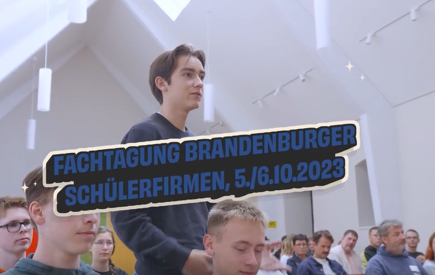 Mehrere junge Teilnehmer der Fachtung, davor der Schriftzug "Fachtagung Brandenburger Schülerfirmen, 5./6.10.2023" 