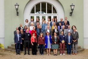 Foto: Junge mit Fernglas sucht