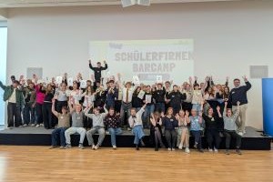 Rund 100 Teilnehmende aus 16 Schülerfirmen beteiligten sich am 19.4.2026 am SchoolBiz Day Potsdam.