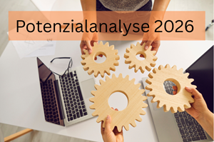 Mehrere Hände halten Zahnräder aus Holz aneinander. Darunter stehen Laptops auf einem Tisch. Überschrift: Potenzialanalyse 2026