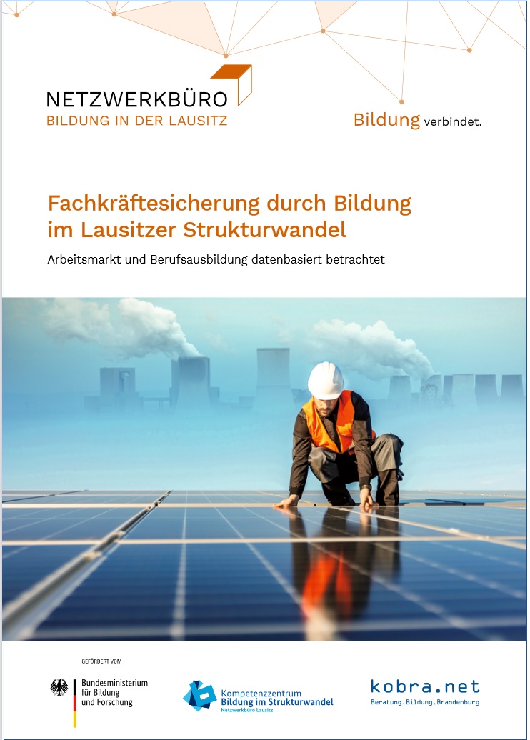 Cover mit Foto Arbeiter an Photovoltaikanlage vor rauchenden Schloten
